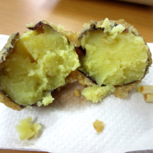 グラウンドペチカを使用しているので中身は薄黄色<br />
見た目も味もさつまいもと勘違いしてしまうほど